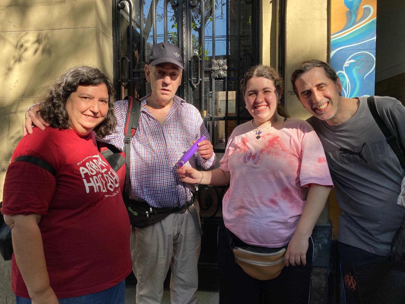 Persona preparando comida al aire libre
