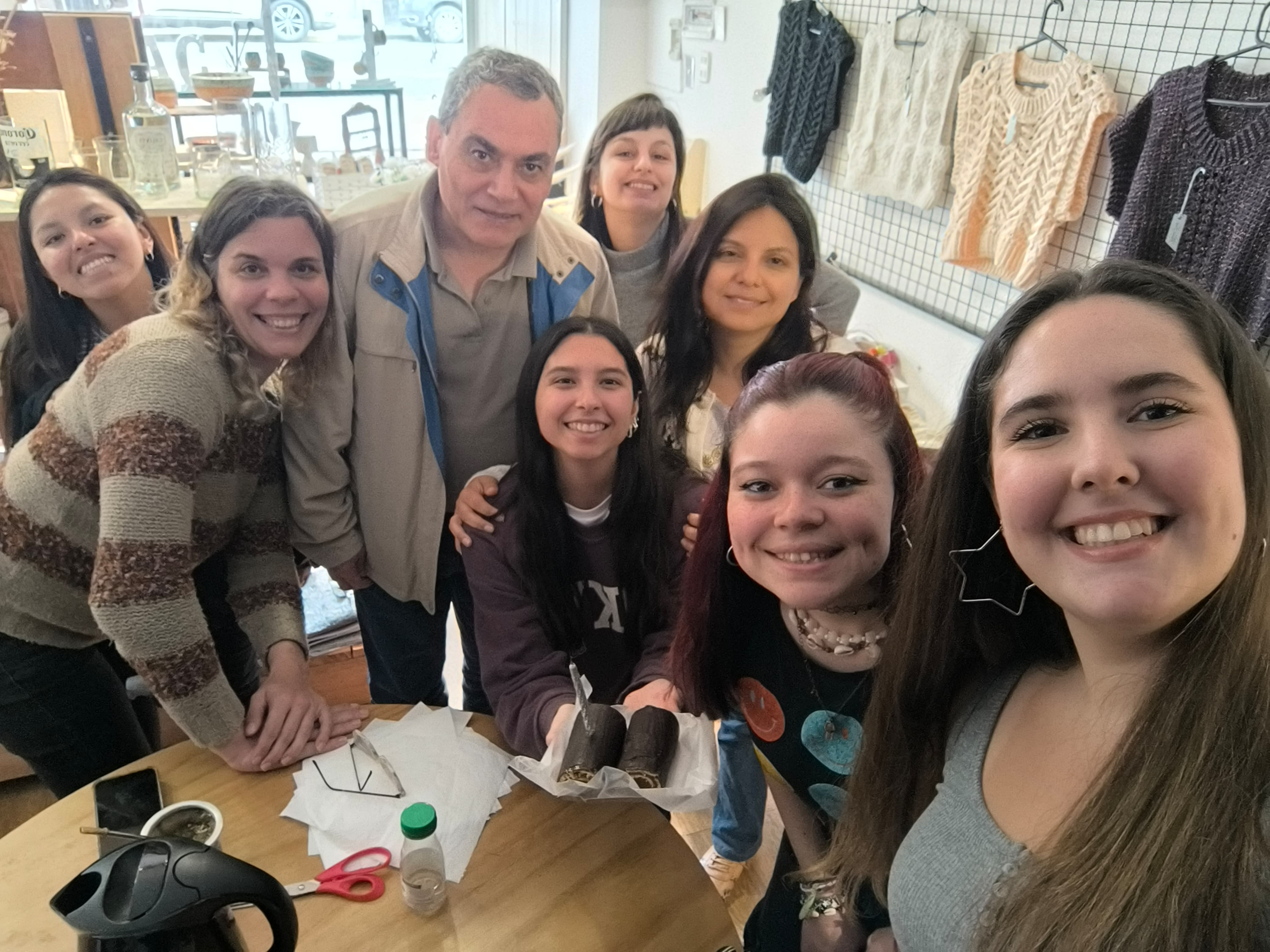 Grupo de personas en una reunión casual