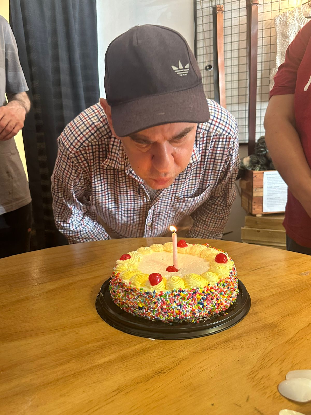 Persona soplando velas en una tarta de cumpleaños