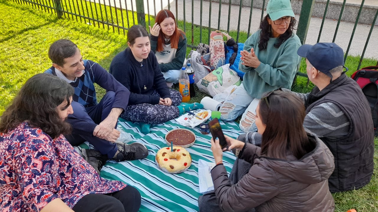 Grupo de personas en un campo de fútbol